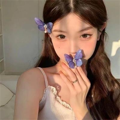 她的微笑像颗糖